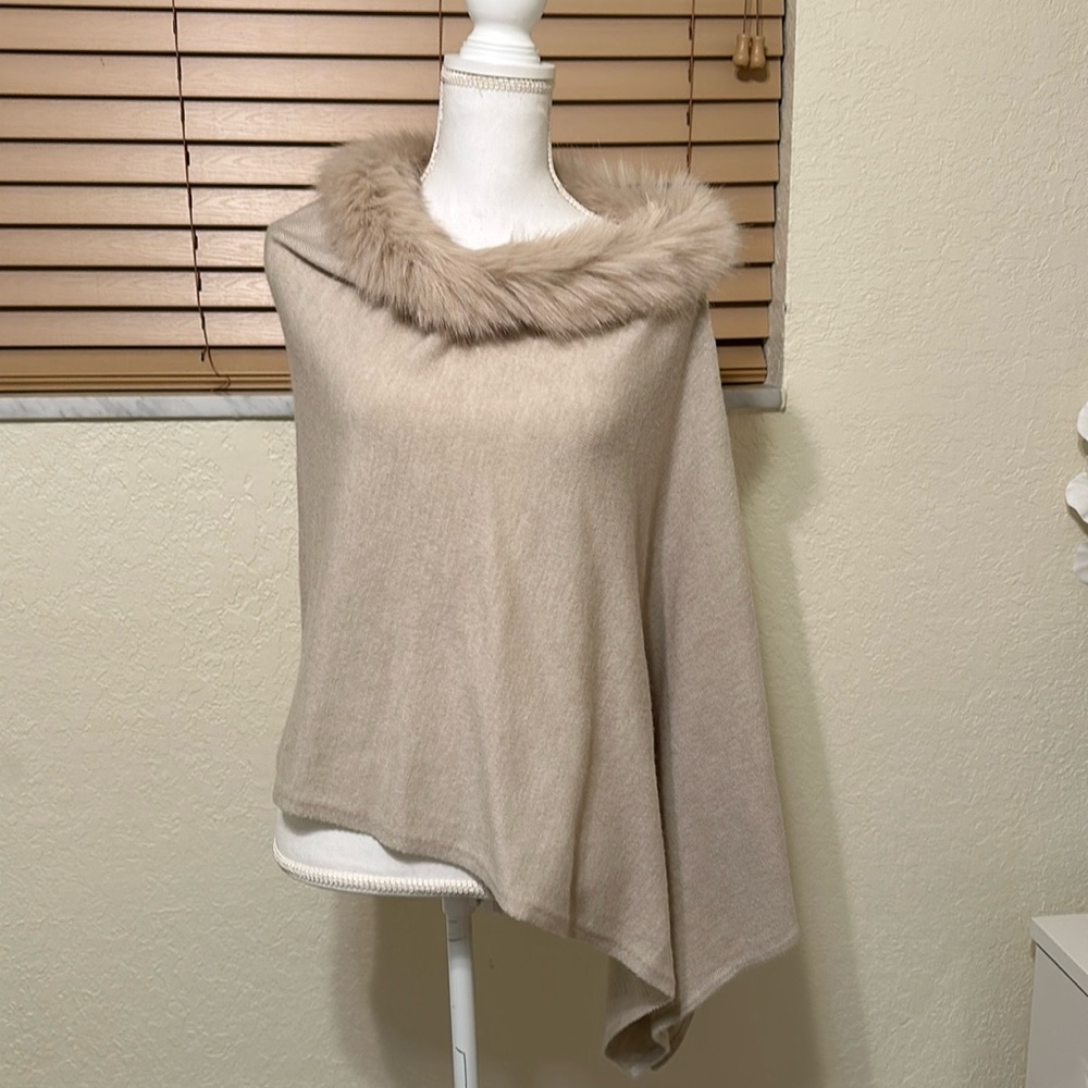 NWT Joseph Ribkoff knit sweater poncho
One size grey with faux fur.